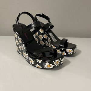 Betsey Johnson Landry Daisy Print Platform Wedge Sandals Black Womens 9